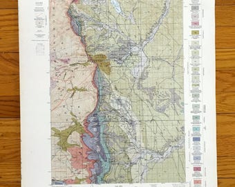 Puede incluir: Un mapa antiguo titulado "AREAL GEOLOGY" con características geológicas detalladas. El mapa presenta una leyenda codificada por colores y varios elementos geográficos, incluidos ríos y formaciones terrestres. El mapa está impreso en papel envejecido.