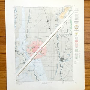 Könnte beinhalten: Eine Vintage-Karte des Sacramento Valley in Kalifornien, die die Umgebung und die Stadt Sacramento zeigt. Die Karte ist in Schwarzweiß gedruckt mit farbigen Linien und Flächen, um verschiedene Merkmale zu kennzeichnen. Die Karte enthält eine Legende mit einem Schlüssel zu den verschiedenen Farben und Symbolen, die verwendet werden.