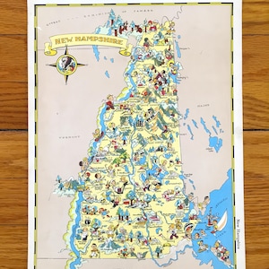 Könnte beinhalten: Eine vintage illustrierte Karte von New Hampshire mit Comicfiguren, die verschiedene Sehenswürdigkeiten und Aktivitäten darstellen. Die Karte hat einen cremefarbenen Hintergrund mit gelbem Rand. Der Titel "New Hampshire" befindet sich in einem gelben Banner oben auf der Karte.