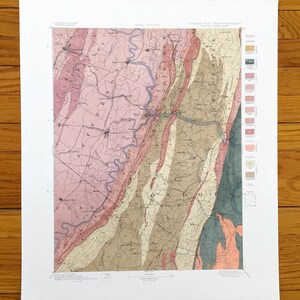 Puede incluir: Un mapa geológico vintage del área alrededor de Frederick, Maryland. El mapa está codificado por colores para mostrar los diferentes tipos de formaciones rocosas. El mapa incluye una leyenda con una clave para los diferentes colores y tipos de rocas.