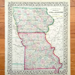 Pode incluir: Um mapa antigo dos estados de Iowa e Missouri, impresso em preto e branco com bordas coloridas para cada condado. O mapa é emoldurado com uma borda decorativa de videiras e folhas.