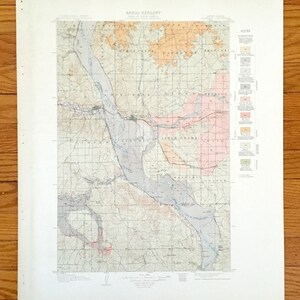Puede incluir: Un mapa en blanco y negro de un área en los Estados Unidos. El mapa muestra las formaciones geológicas del área, incluidos ríos, arroyos y otras características. El mapa se titula "Geología areal" e incluye una leyenda con diferentes colores y símbolos que representan diferentes formaciones geológicas.