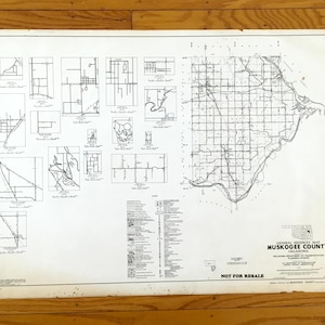 Op de afbeelding: Een vintage algemene wegenkaart van Muskogee County, Oklahoma, met gedetailleerde wegennetwerken en geografische kenmerken. De kaart bevat kleinere inzetkaarten en een legenda. De tekst "NOT FOR RESALE" staat onderaan.