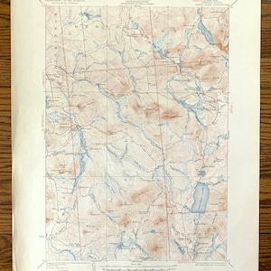 Könnte beinhalten: Eine Vintage-Topografische Karte des Santa Clara, NY-Quadrangles mit detaillierten Höhenlinien, Gewässern und Ortsnamen. Die Karte ist in Braun-, Blau- und Weißtönen gedruckt und enthält Text, der das US-Innenministerium angibt.