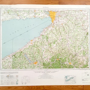Pode incluir: Mapa vintage de Buffalo, Nova Iorque, mostrando a cidade e os arredores. O mapa é impresso em papel e tem uma cor azul claro para o Lago Erie. O mapa é intitulado "Buffalo" no centro superior.