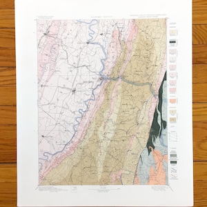 Puede incluir: Un mapa geológico vintage del área alrededor de Hagerstown, Maryland, con una clave codificada por colores que muestra diferentes formaciones rocosas. El mapa muestra el río Potomac, la ciudad de Hagerstown y las ciudades circundantes. El mapa está impreso en papel y tiene un aspecto desgastado y envejecido.