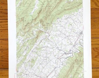 Puede incluir: Un mapa topográfico vintage del área alrededor de la ciudad de Monterey, Virginia. El mapa muestra las montañas, ríos y carreteras circundantes. El mapa está impreso en un fondo blanco con líneas verdes y marrones.