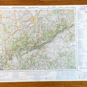 Puede incluir: Un mapa detallado de Europa Occidental, con el título "Karl-Marx-Stadt" en la parte superior. El mapa presenta una red de carreteras y detalles geográficos en tonos verdes, marrones y amarillos. El mapa está impreso en papel blanco.