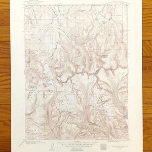 Può includere: Una mappa topografica vintage dell'area di 'Baxter Peak, Utah'. La mappa è stampata su carta bianca con linee e testo marroni. La mappa mostra il terreno, l'altitudine e le caratteristiche dell'area. La mappa è datata 1951.