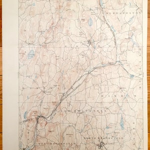 以下が含まれることがあります： マサチューセッツ州のヴィンテージマップ。ピーターシャム、フィリップストン、ハバードストン、バー、オークハム、ニューブレンツリー、ウェストブルックフィールド、ノースブルックフィールドの町が示されています。地図は白黒で印刷されており、赤と青のアクセントが付けられています。地図には等高線、川、道路が含まれています。