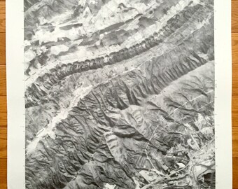 Puede incluir: Una fotografía aérea en blanco y negro de una región montañosa. La imagen muestra una serie de valles y crestas, con algo de vegetación visible. El texto "GLENWAY, VIRGINIA" está impreso en la esquina superior derecha de la imagen.