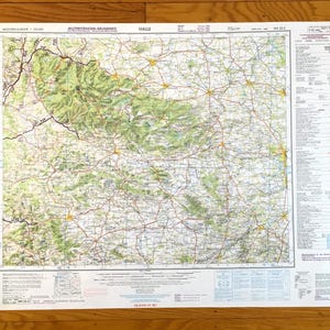Puede incluir: Un mapa antiguo de Europa Occidental, con información topográfica detallada. El mapa muestra una red de carreteras, ciudades y características geográficas, con tonos verdes y marrones que indican el terreno. El título "HALLE" es visible en la parte superior.