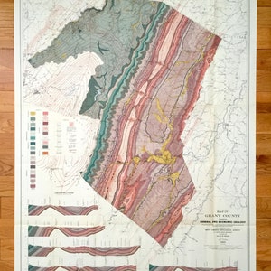 Könnte beinhalten: Eine alte geologische Karte von Grant County, West Virginia, die die allgemeine und wirtschaftliche Geologie des Gebiets zeigt. Die Karte enthält einen detaillierten farbig codierten Schlüssel und Querschnitte der geologischen Formationen.