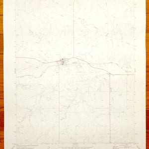Peut inclure: Une carte topographique en noir et blanc de la région de Darrouzett, Texas. La carte montre les routes, les rivières et autres caractéristiques géographiques. La carte est intitulée "Darrouzett, Tex. - Okla."