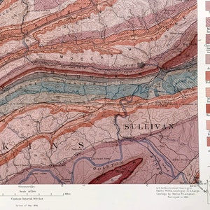 Puede incluir: Un mapa geol&oacute;gico del &aacute;rea de Moccasin Mountain en Tennessee, que muestra las diferentes formaciones rocosas y sus edades. El mapa est&aacute; codificado por colores, con diferentes colores que representan diferentes tipos de rocas. El mapa tambi&eacute;n muestra la ubicaci&oacute;n de fallas y otras caracter&iacute;sticas geol&oacute;gicas.