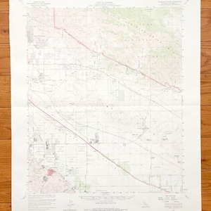 Könnte beinhalten: Eine alte topografische Karte des Gebiets von Indio, Kalifornien. Die Karte ist auf weißem Papier mit schwarzen Linien und Text gedruckt. Die Karte zeigt Straßen, Flüsse und andere geografische Merkmale. Die Karte trägt den Titel "Indio, Kalifornien" und ist datiert 1954.