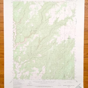 Może przedstawiać: Czarno-biała mapa topograficzna Monument Canyon, Utah-Gila, pokazująca linie poziomów, rzeki i drogi. Mapa jest wydrukowana na białym papierze i ma skalę 1:24 000.