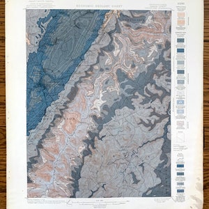 Op de afbeelding: Een vintage geologische kaart van Pennsylvania, VS, die de economische geologie van het gebied laat zien. De kaart is in tinten blauw, grijs en bruin, met lijnen en symbolen die verschillende geologische kenmerken aangeven. De kaart heeft de titel "Economic Geology Sheet" en bevat een legenda die de gebruikte symbolen verklaart.