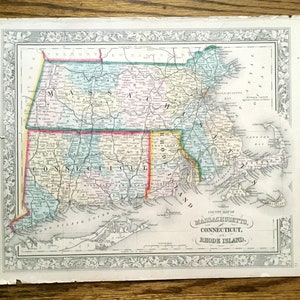 Peut inclure: Une carte antique du Massachusetts, du Connecticut et de Rhode Island. La carte est imprimée en noir et blanc avec des bordures colorées pour chaque état. La carte montre les comtés et les principales villes de chaque état.