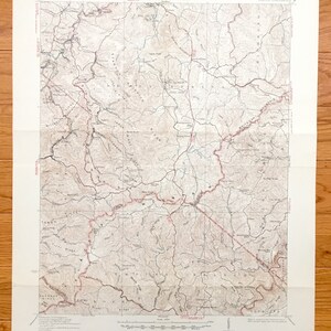 Könnte beinhalten: Eine alte topografische Karte von West Virginia, die das Gebiet um die Stadt Mountain zeigt. Die Karte ist in Schwarzweiß gedruckt, mit roten Linien, die Straßen und Höhenlinien kennzeichnen. Die Karte trägt den Titel "WEST VIRGINIA, PLATTE MOUNTAIN QUADRANGLE".