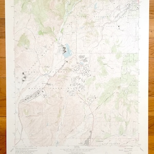Puede incluir: Un mapa topográfico vintage de la zona de Morro Hill, California. El mapa muestra la ubicación del Camp Pendleton, la Base del Cuerpo de Marines y la Estación de Armas Navales. El mapa está impreso en un fondo blanco con líneas y texto marrones.