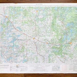 Puede incluir: Un mapa vintage de Brainerd, Minnesota, impreso en un fondo de papel blanco. El mapa muestra carreteras, lagos y otras características geográficas. El mapa está titulado "Brainerd" en la esquina superior derecha. El mapa está fechado en 1954 en la esquina inferior derecha.