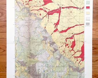 Puede incluir: Un mapa vintage del Cuadrángulo de Dayton en Wyoming, que muestra la clasificación de la tierra y la densidad de la madera en pie. El mapa está dividido en diferentes colores que representan diferentes tipos de tierra, incluyendo bosques, pastizales y agua. El mapa también incluye una leyenda que explica los diferentes colores y símbolos utilizados.