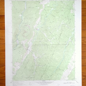 Puede incluir: Un mapa topográfico vintage del área de "Clay WV", que muestra el "Monongahela National Forest" y el terreno circundante. El mapa está impreso en un fondo blanco con líneas de contorno verdes y ríos azules.