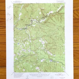 Peut inclure: Une carte topographique de Butte Falls Quadrangle, Oregon, avec des éléments de terrain verts et bruns, notamment des rivières et des courbes de niveau. La carte est imprimée sur papier blanc avec du texte en haut et en bas. Des notes manuscrites sont dans le coin supérieur gauche.
