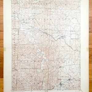 Puede incluir: Un mapa topográfico antiguo titulado "Topografía". Presenta líneas de contorno y nombres de lugares en tonos sepia. Incluye detalles del U.S. Geological Survey, con nombres de lugares como "Wheeling" y "Athens".