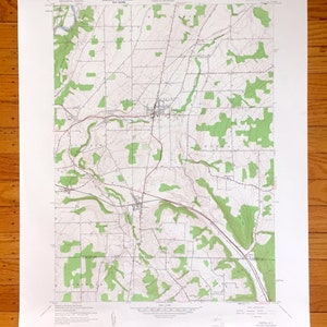 Puede incluir: Un mapa topográfico vintage del área alrededor de Fonda, Nueva York. El mapa está impreso en papel blanco y muestra el terreno con líneas verdes y líneas de contorno marrones. El mapa también incluye carreteras, ríos y otras características. El mapa está titulado "Geography Department Map Library, Wisconsin State University, Eau Claire".
