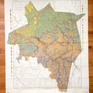 Puede incluir: Un mapa vintage del Parque Nacional de las Grandes Montañas Humeantes, que muestra los diferentes tipos de vegetación del parque. El mapa está impreso en una gran hoja de papel y está en buen estado.