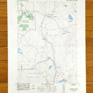 Könnte beinhalten: Eine Vintage-Topografische Karte des Londonderry, Vermont, Quadrangles mit detaillierten Höhenlinien, Gewässern und dem Green Mountain National Forest. Die Karte ist auf gealtertem Papier gedruckt und enthält eine Legende und einen Maßstab.