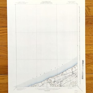 Könnte beinhalten: Eine Vintage-Karte des Eriesees mit detaillierter Kartografie, die einen blauen See und das umliegende Land zeigt. Die Karte enthält Rasterlinien und Text, mit "GEOSCIENCE DEPARTMENT" vertikal auf der rechten Seite gedruckt.