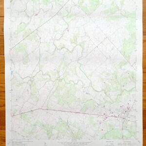 Peut inclure: Une carte topographique en noir et blanc d'une zone rurale du Texas. La carte montre les routes, les rivières et les changements d'altitude. La carte est intitulée "État du Texas" et comprend une légende et une échelle.