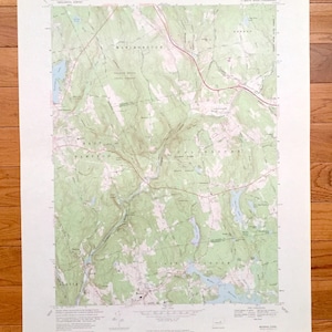 Può includere: Una mappa topografica vintage di Marlborough, Massachusetts, che mostra le città circostanti di East Hampton, Cold Spring e Chester. La mappa presenta linee di contorno dettagliate, fiumi, laghi e strade. La mappa è stampata su uno sfondo bianco con linee verdi e marroni.