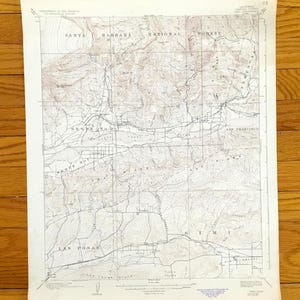 Könnte beinhalten: Eine alte topografische Karte des Santa Barbara National Forest und der Umgebung. Die Karte zeigt detaillierte Höhenlinien, Ortsnamen und Gitterlinien. Die Karte enthält den Text "Santa Barbara National Forest" und "Simi".