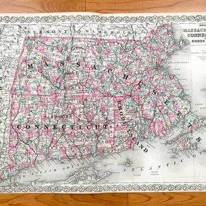 Puede incluir: Un mapa antiguo de Massachusetts, Connecticut y Rhode Island. El mapa está impreso en blanco y negro con resaltados en rosa y verde. El mapa muestra las fronteras estatales, las principales ciudades y pueblos. El mapa está rodeado por un borde decorativo.
