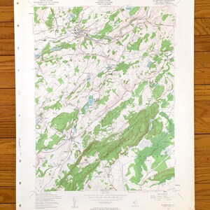 以下が含まれることがあります： ニュージャージー州ブレアスタウン地域のヴィンテージ地形図。地図には道路、川、標高の変化が示されています。地図は紙に印刷されており、薄い茶色をしています。