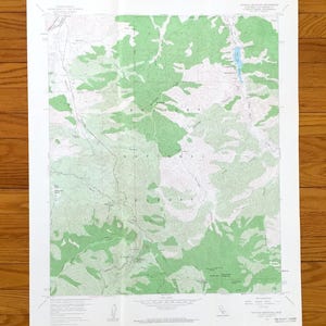 Può includere: Una carta topografica del United States Department of the Interior Geological Survey dell'area Pacific Mountain Roadless nella contea di Los Angeles, California. La mappa presenta aree forestali verdi, linee di contorno e etichette.