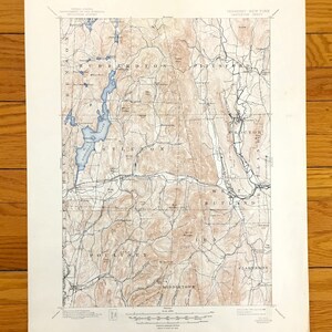 Pode incluir: Um mapa vintage de Vermont e Nova Iorque, mostrando as cidades de Hubbardton, Pittsford, Castleton, Proctor, Rutland, Poultney, Middletown e Clarendon. O mapa é impresso em preto e branco com acentos marrons e azuis.