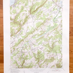 Puede incluir: Un mapa topográfico vintage de Chester, Nueva Jersey, impreso por el Departamento del Interior de los Estados Unidos, Servicio Geológico. El mapa muestra el terreno, las carreteras y las vías fluviales de la zona. El mapa está impreso en negro, verde y azul.