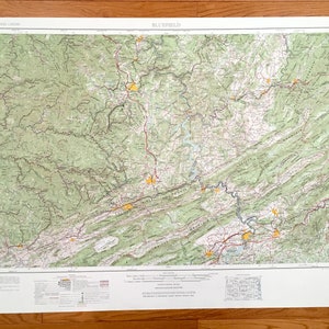 Puede incluir: Un mapa vintage de la zona de Bluefield, Virginia Occidental. El mapa está impreso en papel y muestra carreteras, ríos y otras características geográficas. El mapa está en blanco y negro con algunas marcas amarillas.