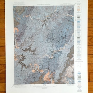 Peut inclure: Une carte vintage de la Pennsylvanie, montrant la géologie économique de l'État. La carte est imprimée en noir et blanc avec des accents bleus et bruns. La carte comprend une légende avec différentes formations géologiques et symboles.