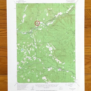 Peut inclure: Une carte topographique de Butte Falls, Oregon, avec des lignes de contour vertes et marron représentant les changements d'altitude. Un cercle rouge met en évidence un endroit. La carte est imprimée sur papier blanc.
