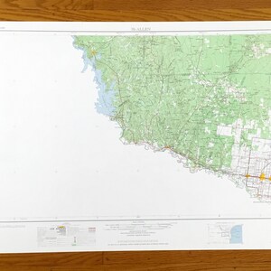 Peut inclure: Une carte topographique détaillée avec des zones vertes, bleues et blanches. La carte montre les routes, les rivières et d'autres caractéristiques géographiques. Le titre "McAllen" est visible en haut. La carte est sur fond blanc.