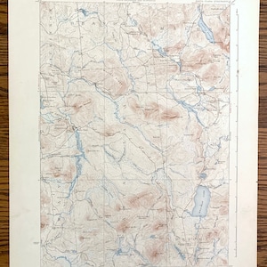 Könnte beinhalten: Eine Vintage-Karte des Santa Clara Quadrangle im Bundesstaat New York, die die Topographie der Region mit Höhenlinien und Flüssen zeigt. Die Karte trägt den Titel "Bundesstaat New York, Franklin County, Santa Clara Quadrangle" und enthält den Text "Department of the Interior, U.S. Geological Survey".