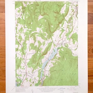 Puede incluir: Un mapa topográfico vintage de la zona de Lanesborough, Massachusetts. El mapa muestra las ciudades de Lanesborough, Dalton y Washington. El mapa está impreso en papel de color crema y presenta líneas y texto verdes y marrones.