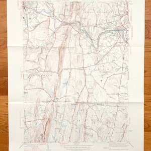 Könnte beinhalten: Eine alte topografische Karte der Gegend um Southwick, Massachusetts, mit dem Text "UNITED STATES DEPARTMENT OF THE ARMY CORPS OF ENGINEERS" und "STATE OF MASSACHUSETTS DEPARTMENT OF PUBLIC WORKS" oben.