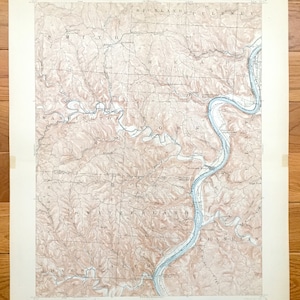 Può includere: Una mappa vintage della valle del fiume Ohio, che mostra la topografia della zona. La mappa è in bianco e nero e presenta linee di contorno marroni. La mappa include i nomi di diverse città e paesi, tra cui Washington, Ohio e Svizzera.
